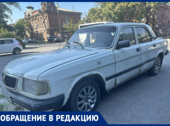 «Подозрительная» машина стоит в центре Таганрога пока МКУ «Благоустройство» охотится на автопризраков 