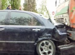 В Таганроге на перекрестке КАМАЗ «признался в любви» Мерседесу