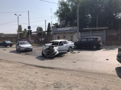 Груда искореженного метала образовалась в результате ДТП в Таганроге