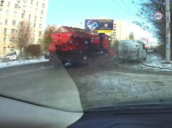 В Таганроге лихач - водитель  осыпал гравием и непонятным дерьмом стоящий у обочины автомобиль