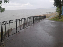 Таганрожцев обезопасили – поставили ограждения по дороге к Центральному пляжу