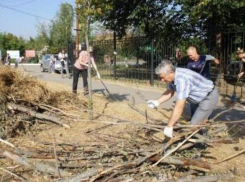 Активисты Таганрога во главе с представителями администрации Таганрога вышли на субботник