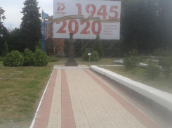 Десантники Таганрога навели порядок возле памятника Дяде Васе