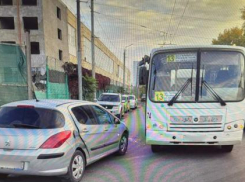 Автомобиль и автобус не поделили дорогу в Таганроге
