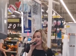 Администратор супермаркета в Михайловке поздравила девушек с 8 марта песнями 