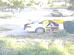 Читатели «Блокнота» засняли, как мужчина  нарушает благоустройство в городе