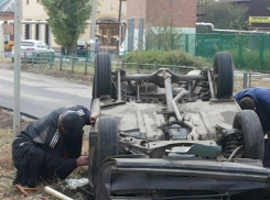 В Таганроге в результате ДТП перевернулся автомобиль