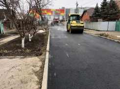 Асфальт в 5 см толщиной теперь уложен на 14 переулке Таганрога
