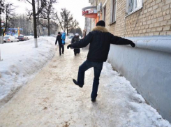 Спасатели просят жителей Таганрога одеваться по сезону и правильно падать