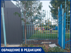 «Это же в море смоет!»: в Таганроге возле аквапарка жители нашли кучу цемента и мусора