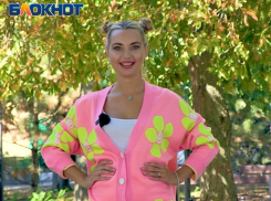 Ромашки спрятались и преместились с полей на прекрасный наряд Насти Чеховой