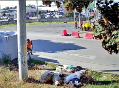 Одно лечим, другое — калечим: дорожные рабочие в Таганроге помогают формировать стихийные свалки