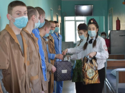 В Таганроге солдат и ветеранов поздравили с наступающим Днем защитника Отечества