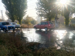 Неделю питьевая вода бьёт фонтаном на Поляковском шоссе в Таганроге