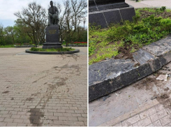 В Таганроге неизвестные испортили постамент памятника Чехову