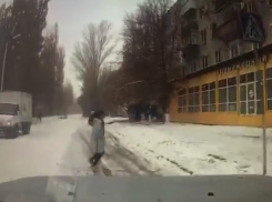 В сети появилась видеозапись виновника ДТП на улице Лизы Чайкиной в Таганроге