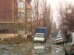 В глубокой таганрогской луже утонули сразу два автомобиля