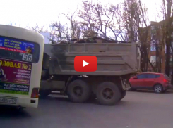 В Таганроге «Камаз» протаранил маршрутку с пассажирами