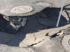 Метровый провал посреди дороги растет с каждым днем в Таганроге