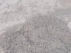 Таганрожцы последовали примеру сознательного водителя и засыпали ещё одну яму на Русском поле