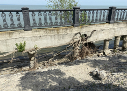 Берег Пушкинской набережной в Таганроге ждет своей очереди - и продолжает осыпаться