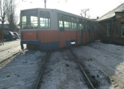 Трамвай №5 сошёл с рельсов и врезался в частный дом в Таганроге