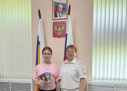 Таганрогские полицейские вручили паспорта юным гражданам