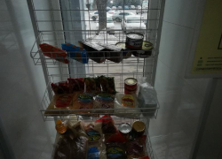 Таганрожцы в рамках акции «Время добра» оставляют продукты для нуждающихся