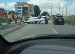 Перевернувшаяся у стрип-клуба «Волга» вызвала недоумение у автолюбителей