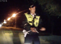 В Таганроге сотрудник ДПС остановил машину, учинил досмотр и навел пистолет на гражданина