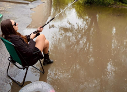 Рыбалку у лужи устроила таганроженка в Военном городке