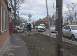  В Таганроге автомобиль после столкновения с такси угодил в стену дома