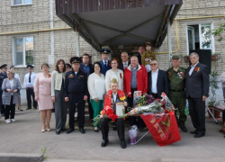 В Таганроге поздравили ветерана Юрия Бородиенко концертом под окнами его дома 
