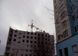 В Таганроге все выходные стрела башенного крана грозилась упасть на дорогу