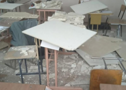 Метровый кусок потолка упал в школе Таганрога во время занятий