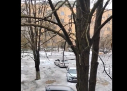Водитель устроил дрифт на детской площадке на Дзержинского