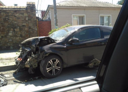 Игра в догонялки превратила иномарку в груду покорёженного металла на дороге Таганрога