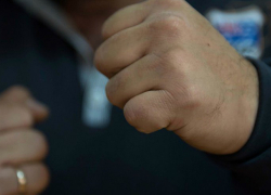 В Таганроге около дома избили и ограбили  прохожего