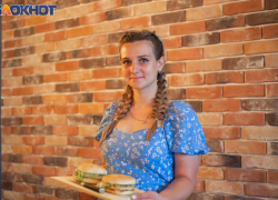 Конкурсантка «Мисс Блокнот Таганрог-2023» Юлия Федченко и её «бургер в законе»