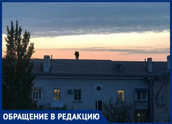 Таганроженку напугали дети, бегающие по крыше многоэтажки