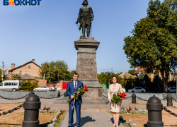 В честь дня города Таганрога к памятнику Петру I возложили цветы