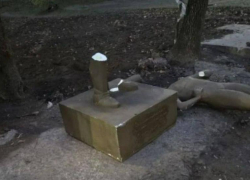 Сломали таки: памятник Павлу Деревянко в Таганроге и дня не продержался