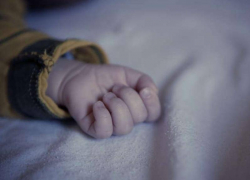 Суд вынес приговор отцу, годовалая дочка которого выпила бензин в Матвеево - Курганском районе