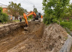 Сотрудники «Водоканала» круглосуточно работают в Таганроге в месте ЧС