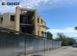 В Таганроге строят мини-гостиницу за забором Центрального пляжа 