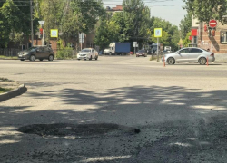 "В зад чуть не прилетел": ещё одна коварная яма грозит авариями водителям Таганрога