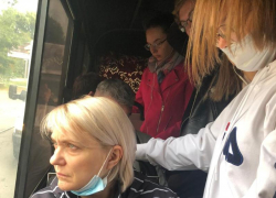 «Как селедки в бочке» едут в час-пик в Таганроге пассажиры маршруток "Автолайна"