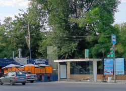 Бессовестные вандалы испортили остановку в Таганроге 