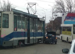В Таганроге вновь трамвай  «поцеловался» с легковушкой