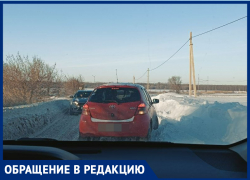 Въезд в Таганрог критически завален снегом: водители рискуют попасть в аварию